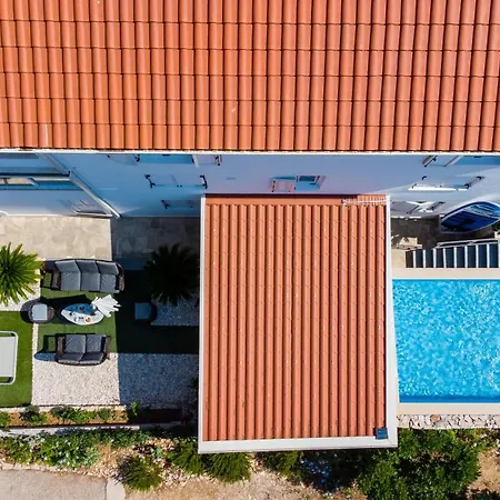- House Monarch - Beach, Center & Shared Pool Access Sutivan