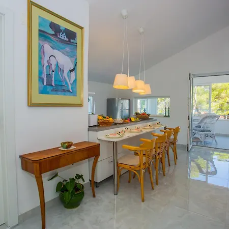 - House Monarch - Beach, Center & Shared Pool Access Sutivan
