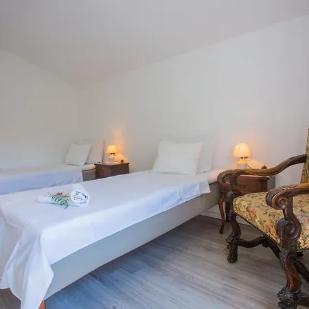 - House Monarch - Beach, Center & Shared Pool Access * Sutivan