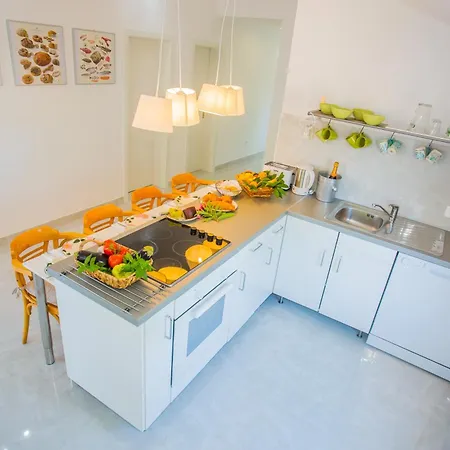 Apartman - House Monarch - Beach, Center & Shared Pool Access Sutivan